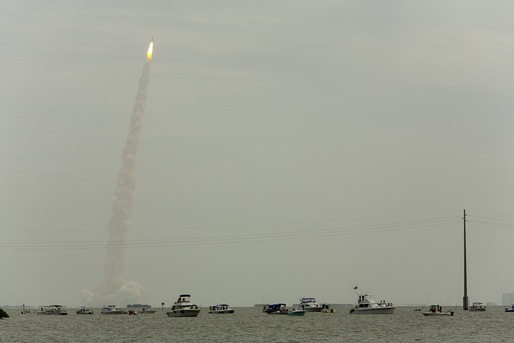 IMAGE: http://www.guvmentcheese.com/jd0gg/photos/atlaunch/1137-0032.jpg