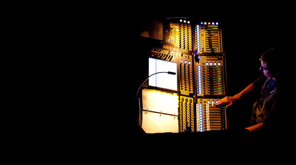 IMAGE: http://www.guvmentcheese.com/jd0gg/photos/newstuff/soundboard.jpg